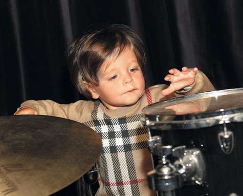 Ваня Лепс — младший сын Григория — живо интересуется музыкальными инструментами.