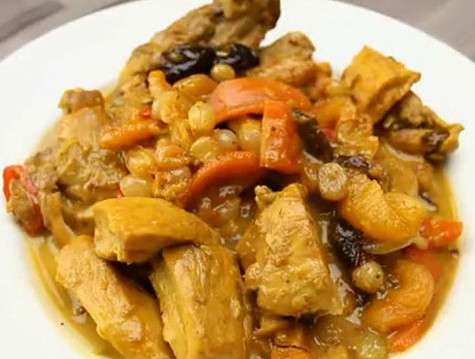 Курица с сухофруктами. Фото: материалы пресс-служб.