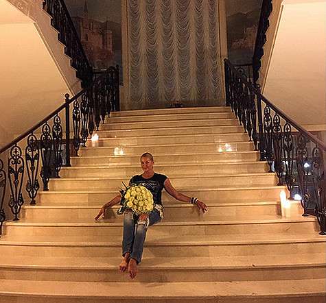Волочкова считает, что лестница в ее доме не хуже, чем в полюбившемся ей турецком отеле. Фото: Instagram.com/volochkova_art.