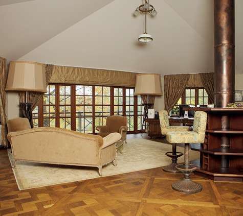 Дизайном дома хозяин занимался сам, хотя он и признает, что многое здесь не соответствует канонам стиля. Фото: Сергей Козловский.