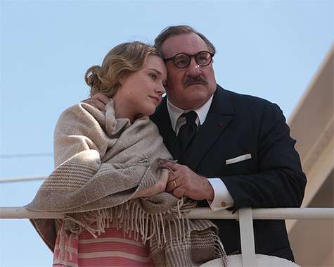 Жерар Депардье сыграл в фильме «Лига мечты» Жюля Риме — третьего президента ФИФА. А роль дочери Риме, Аннет, исполнила Джемайма Уэст, известная по сериалу «Борджиа». Фото: материалы пресс-служб.