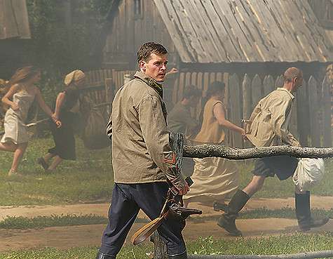 Для съемок в маленькой деревне Падун в Медвежьегорском районе Карелии авторы ленты достроили девичью казарму, баню, дом Марии, где квартировал старшина Васков, и дом Полины. Фото: материалы пресс-служб.