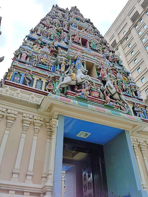 ...поэтому здесь буддистские храмы соседствуют с индуистскими...