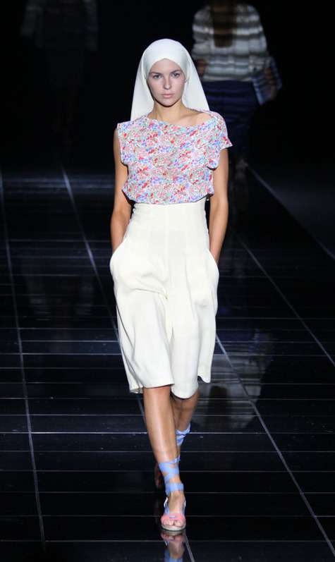 Кирилл Гасилин предлагает носить головной убор, напоминающий платок католических монахинь. Фото: Илья Шабардин 