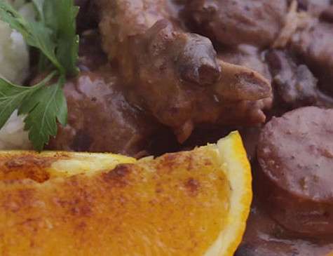 Свинина по-бразильски с фасолью. Фото: материалы пресс-служб.