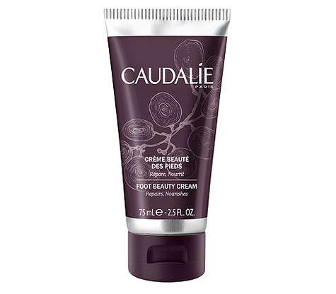 Питательный бальзам Foot Beauty Cream с маслами карите и винограда, Caudalie. Средство нужно наносить массирующими движениями снизу вверх, предварительно разогрев в ладонях. Фото: материалы пресс-служб.