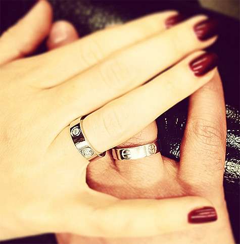 30 декабря 2014 года Евгения Гуслярова опубликовала снимок с обручальными кольцами. Фото: Facebook.com/eugenia.guslyarova.