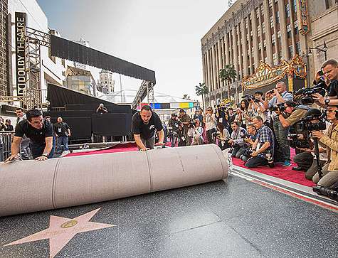 Прежде чем стелить дорожку, сотрудники киноакадемии тщательно исследуют каждый сантиметр Голливудского бульвара и заделывают в тротуаре все ямки и выбоины. Фото: AP Images.