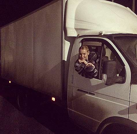 Анастасия Волочкова решилась прокатиться в кабине грузовичка. Фото: Instagram.com/volochkova_art.
