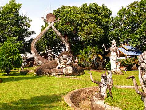 Многие уверяют, что смотреть в Вьентьяне абсолютно нечего, но мы нашли здесь довольно симпатичные местечки. Многие уверяют, что смотреть в Вьентьяне абсолютно нечего, но мы нашли здесь довольно симпатичные местечки.