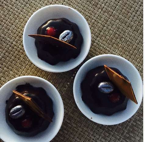 Писательница во время отдыха попыталась сесть на шоколадную диету. По ее утверждению эти десерты – ее ужин. Фото: социальные сети