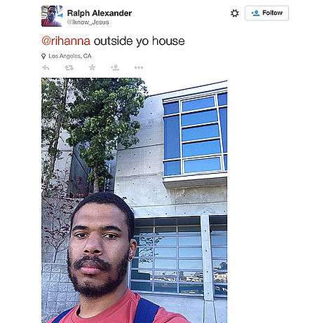 Мужчина, зарегистрированный в соцсетях как Алекс Мерсер и Ральф Александр, 30 апреля опубликовал в «Твиттере» селфи, сделанное возле дома Рианны. Фото: Twitter.com/@Iknow_Jesus.