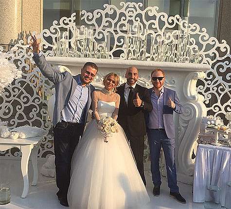 Анна Хилькевич и ее теперь уже супруг Артур с удовольствием позируют со своими гостями, в числе которых оказался и иллюзионист Сергей Сафронов. Фото: Instagram.com/ Анна Хилькевич и ее теперь уже супруг Артур с удовольствием позируют со своими гостями, в числе которых оказался и иллюзионист Сергей Сафронов. Фото: Instagram.com/