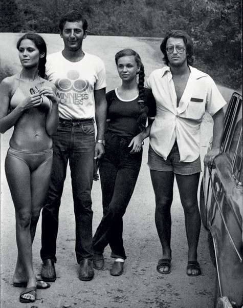 Студентка Ольга Фартышева (на фото – слева) поразила Градского своей красотой. Ее младшая сестра Людмила (вторая справа) была «ростом чуть пониже, а нравом отрывистей». Фото: личный архив Евгения Додолева.