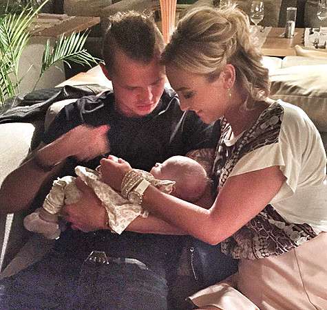 Дмитрий Тарасов и Ольга Бузова понянчились с дочкой своих друзей. Снимок вызвал очередной скандал. Фото: Instagram.com/buzova86.