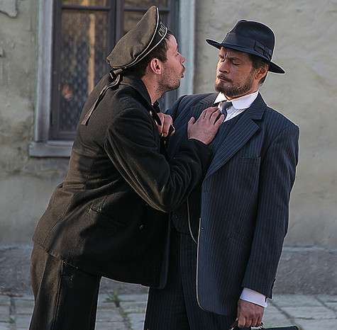 Николай Вараксин (его сыграл Александр Домогаров) и Петр Соколов (Вячеслав Крикунов) - «классовые враги», которым приходится работать вместе. Фото: материалы пресс-служб. Николай Вараксин (его сыграл Александр Домогаров) и Петр Соколов (Вячеслав Крикунов) - «классовые враги», которым приходится работать вместе. Фото: материалы пресс-служб.