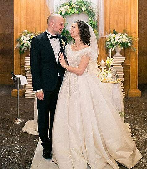 Изысканное свадебное платье для невесты создала дизайнер Нарине Арутюнян. Фото: материалы пресс-служб.