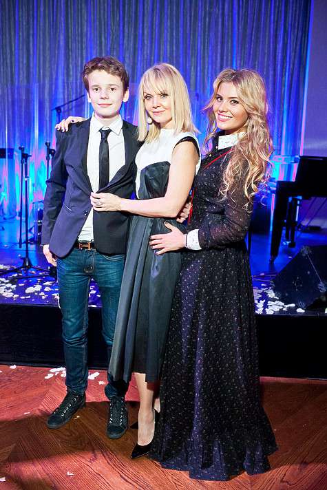 Валерия выйдет на сцену вместе со своей дочерью Анной и сыном Арсением. Валерия выйдет на сцену вместе со своей дочерью Анной и сыном Арсением.