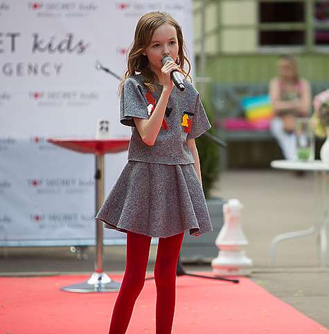 После модного показа публику порадовало выступление участницы шоу «Голос. Дети» Арины Даниловой. Фото: материалы пресс-служб. После модного показа публику порадовало выступление участницы шоу «Голос. Дети» Арины Даниловой. Фото: материалы пресс-служб.