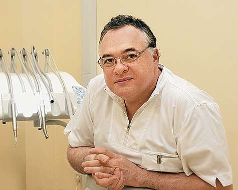 Главный врач клиники «ЛАНЦЕТ» Дмитрий Ланцет: «В чудеса я не верю, поэтому поехал на завод, где производится система CEREC. И лично убедился в ее уникальности». Фото: материалы пресс-служб. Главный врач клиники «ЛАНЦЕТ» Дмитрий Ланцет: «В чудеса я не верю, поэтому поехал на завод, где производится система CEREC. И лично убедился в ее уникальности». Фото: материалы пресс-служб.