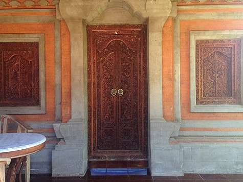 А это – вход в наше жилище. Иногда создавалось впечатление, что мы живем в храме.