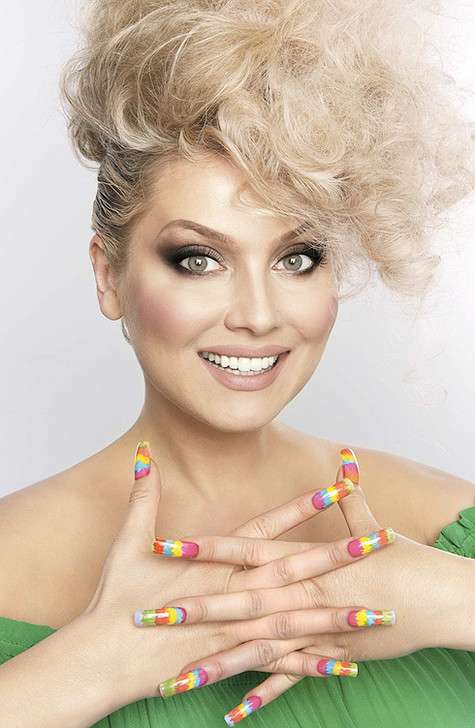 Главный тренд летнего маникюра - градиент. Фото: материалы пресс-служб.