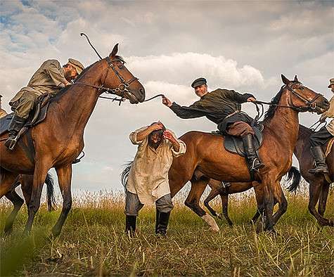 Сцену, в которой Григория Раступина дубинами избивают верховые мужики и топчут лошадьми, Машков сыграл без дублера. Кадр из сериала «Григорий Р.».
