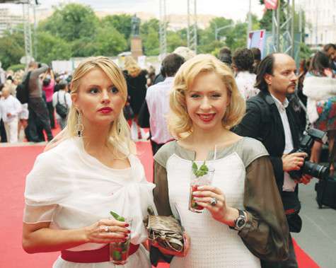 Я и мои подруги-фигуристки — Аня Семенович, Таня Навка — уже не профессиональные спортсменки. Мы сейчас поддерживаем больше артистический дух. Фото: Геннадий Авраменко. Я и мои подруги-фигуристки — Аня Семенович, Таня Навка — уже не профессиональные спортсменки. Мы сейчас поддерживаем больше артистический дух. Фото: Геннадий Авраменко.