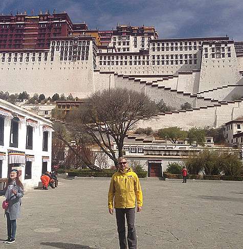Pelshtv: “Хитрые альпинисты используют экскурсию во дворец Далай-ламы в Лхасе (3700 м ), как адаптационный выход”. Фото: Instagram.com/Pelshtv.