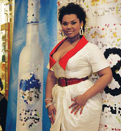 Корнелия манго жалаңаш