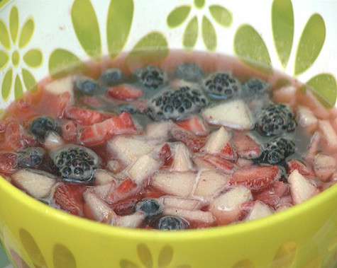 Окрошка фруктовая с медом. Фото: материалы пресс-служб.