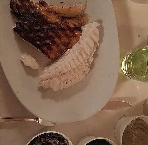 Тюрбо с картофельным пюре и трюфелями. Фото: Instagram.com/lenaleninaofficial.