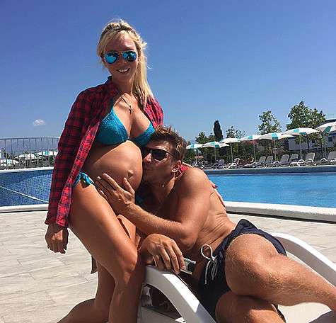 Малыш у Татьяны Тотьмяниной и Алексея Ягудина появится на свет в ноябре. А этот снимок сделала их пятилетняя дочь Лиза. Фото: Instagram.com/alexei.yagudin.