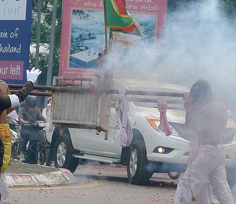 Во время шествий взрывается такое количество петард, что это становится опасным.
