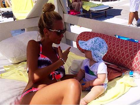 Виктория Лопырева и сын Дмитрия Диброва Федор. «Это был серьезный разговор», - шутливо подписала фото телеведущая. Фото: Twitter.com/@LopyrevaVika.