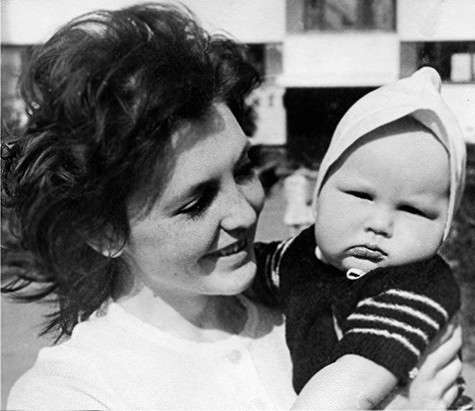 Виктор с мамой. Наш герой вырос в многодетной семье. Он был старшим из четырех детей. У него есть еще сестра и два брата. Фото: личный архив Виктора Васильева.