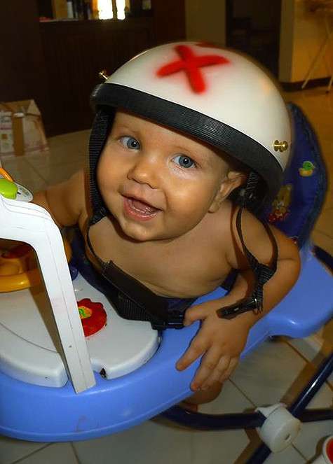 Стефан начал ходить в 11 месяцев, а до этого гонял на своих ходунках по всему дому.