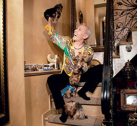 Кованые перила, обрамляющие лестницу на второй этаж, – сами по себе произведение искусства. Фото: Мигель. Макияж и прическа: Елена Нефедова.