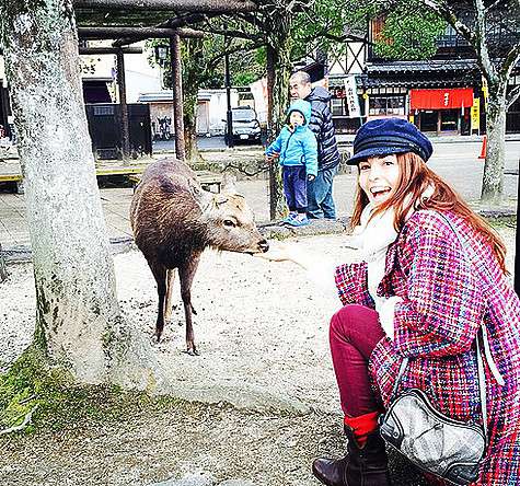 В Японии Сати Казанова встретилась с настоящими оленятами, которые спокойно гуляли по улице на острове Миядзима. Фото: Instagram.com.