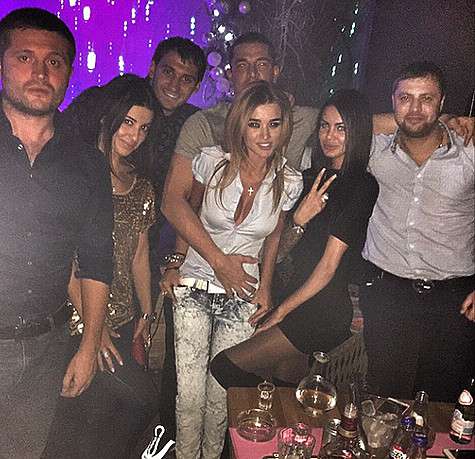 Ксения вместе с друзьями и возлюбленным устроила вечеринку в честь своего возвращения с острова Бали. Фото: Instagram.com/borodylia.