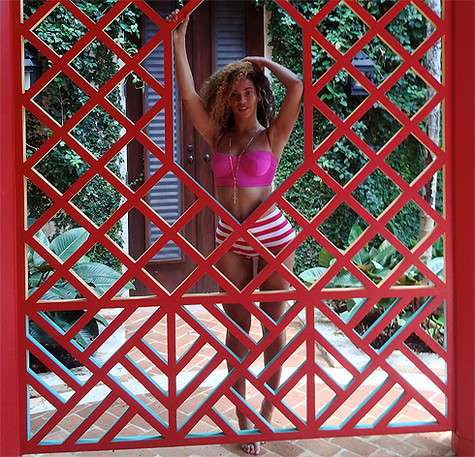 Фаната считают, что стройность Бейонсе на снимках с отдыха - это результат компьютерной обработки. Фото: iam.beyonce.com.