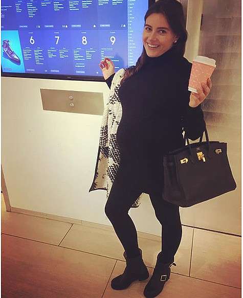 В день родов Виктория опубликовала свою фотографию с животиком и написала: «Happy birthday». Фото: социальные сети