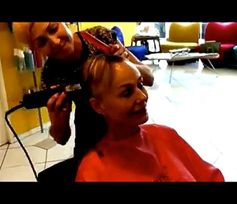 Артистка уговорила свою подругу сбрить ей волосы. Фото: Facebook.com/Natalya.Andreychenko.