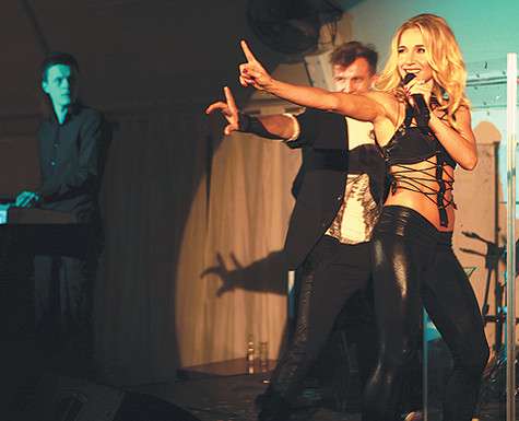 Откровенная блузка, в которой Ковальчук появилась на своем юбилее, вызвала настоящий фурор, как и прекрасная фигура певицы.Фото: материалы пресс-служб.