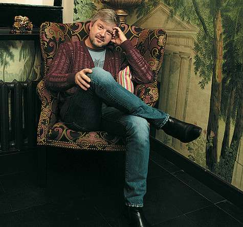 Валдис Пельш не считает нужным чрезмерно утомлять своей персоной зрителя. И хотя на экране его пока нет, в данный момент он работает сразу над несколькими проектами. Фото: Алексей Юшенков.