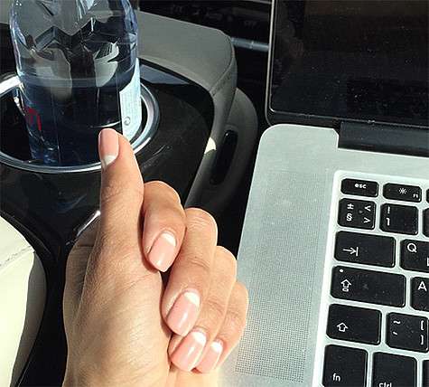 Судя по фото в соцсетях, Виктория Боня часто делает так называемый «лунный» маникюр. Фото: Instagram.com/victoriabonya.