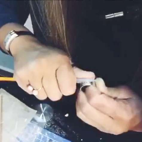 Корнелия освоила специальную технику, с помощью которой можно делать эксклюзивные украшения. Фото: Instagram.com/korneliamango.