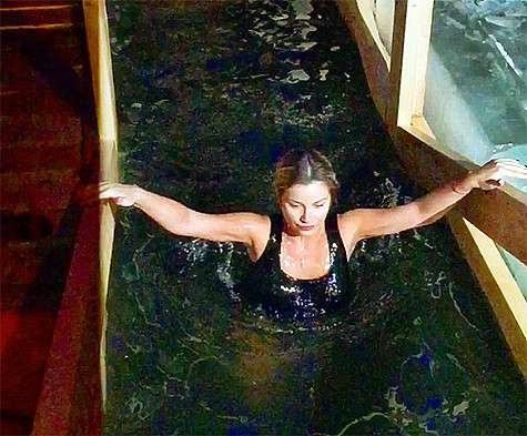 Ольга Орлова в эту ночь окунулась в иордань. Фото: Instagram.com.