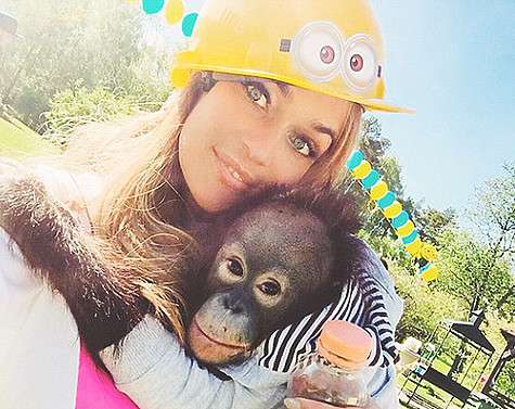 Alenavodonaeva: «- Что нового? - Ксюха родила! - Что, нового?» Фото: Instagram.com.