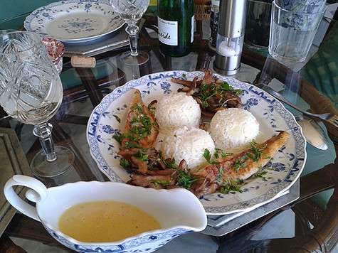 Жареная рыба с грибами и белым соусом.